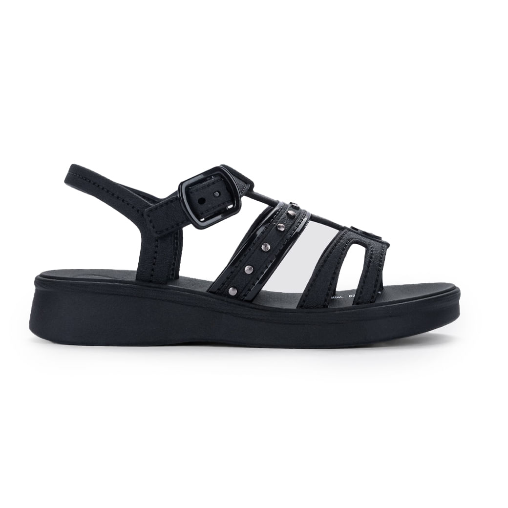 Perfil lateral da sandália infantil preta destacando solado anabela e fivela ajustável.